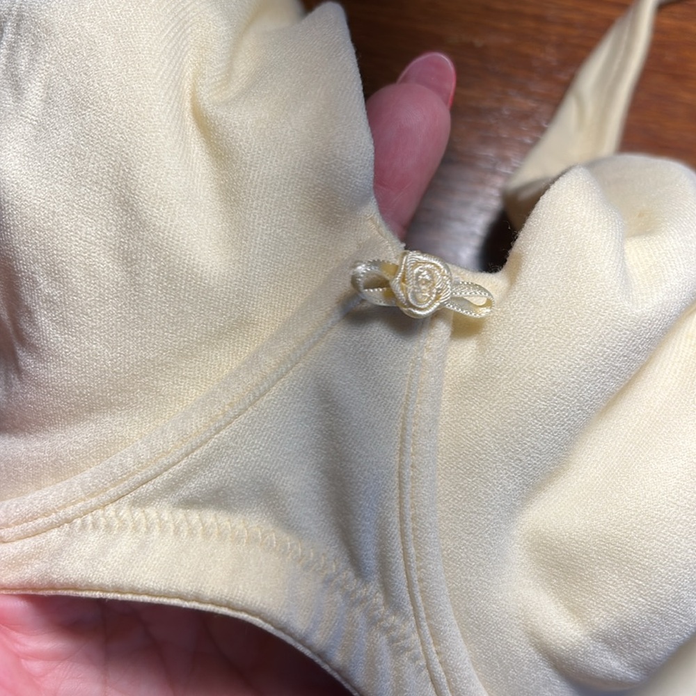 Victoria Secret Body by Victoria Lightly Lined Underwire Cream Bra. Size 38D - Picture 2 of 9